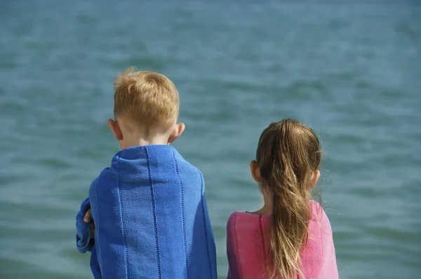 Menino e menina assistindo oceano — Fotografia de Stock