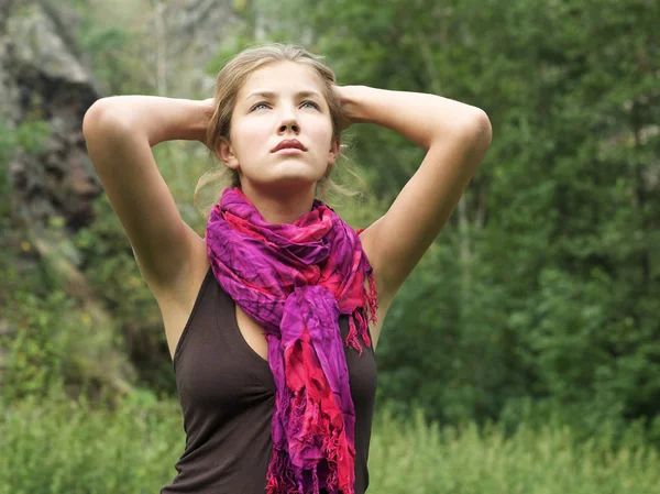 Vrouw die omhoog kijkt — Stockfoto