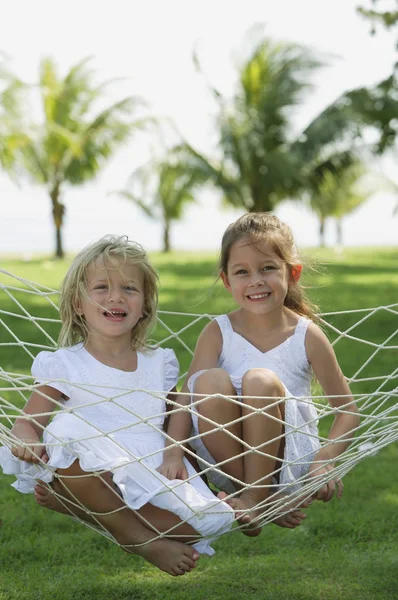 Duas meninas em uma rede — Fotografia de Stock