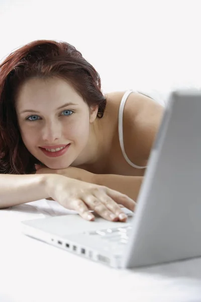 Mulher no laptop na cama — Fotografia de Stock