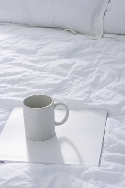 Tidur dengan cangkir kopi di atas nampan — Stok Foto