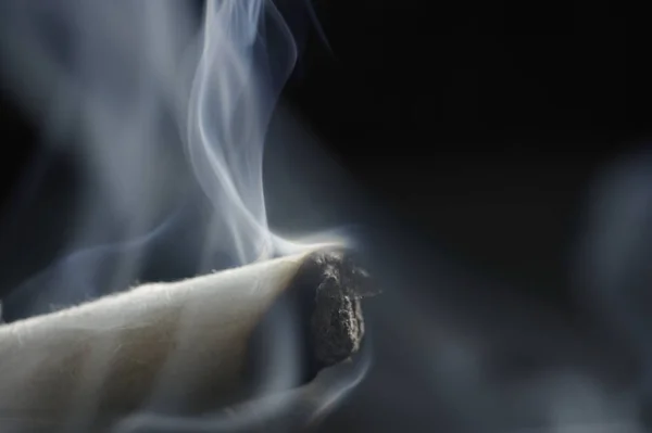 Humo de cigarrillo ardiente —  Fotos de Stock