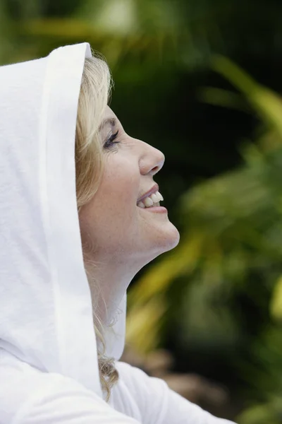 Mulher de camisola com capuz branco — Fotografia de Stock