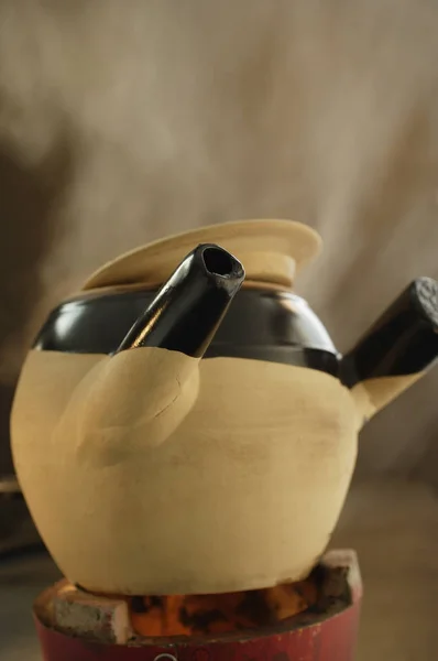 Керамический чайник крупный план — стоковое фото