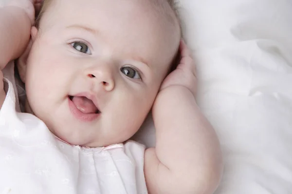 Bebê bonito com as mãos na cabeça — Fotografia de Stock