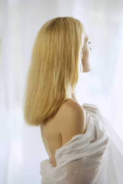 Jeune femme aux cheveux blonds — Photo