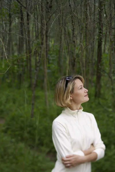 Жінка стоїть у лісі — стокове фото