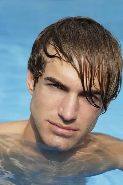 Porträt eines jungen Mannes im Pool — Stockfoto
