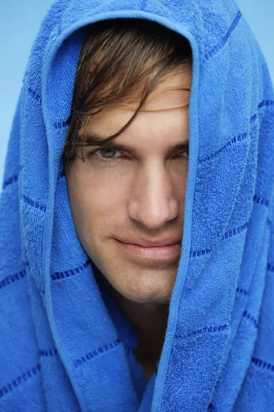 Retrato de hombre joven con toalla azul en la cabeza —  Fotos de Stock