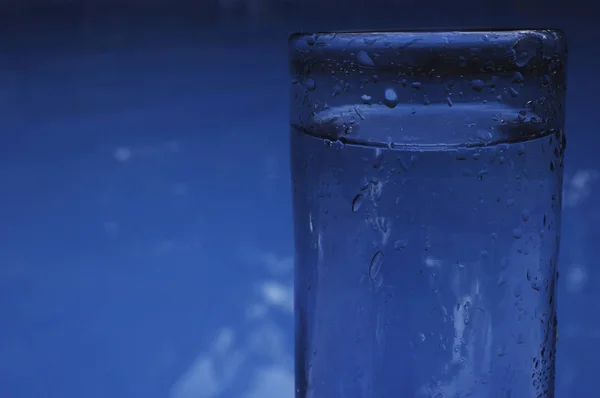 Agua en vidrio de cerca — Foto de Stock