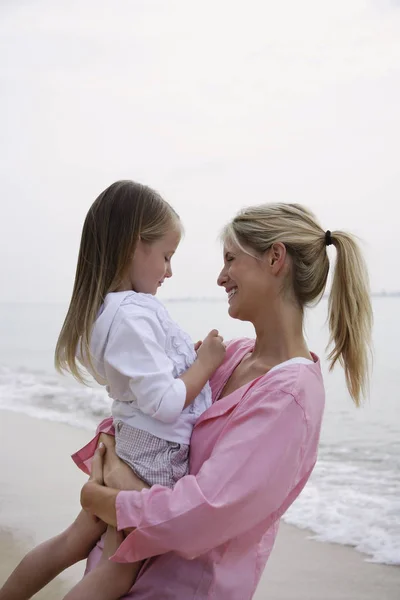 Mãe e filha na praia — Fotografia de Stock