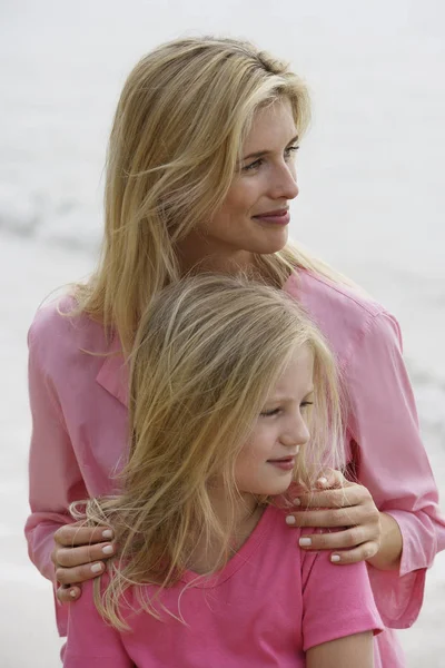 Мать и дочь на пляже — стоковое фото