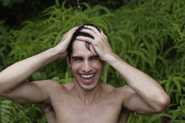 Fiatal ember, miután zuhany a szabadban — Stock Fotó