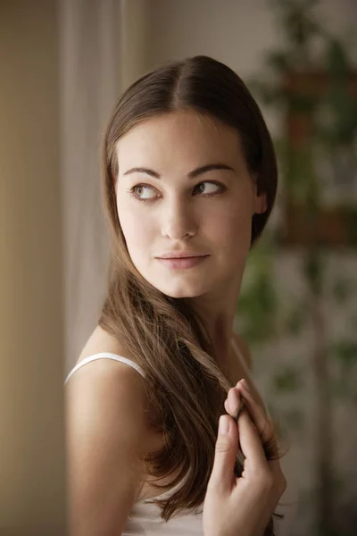 Jonge vrouw draaien stuk van haar — Stockfoto