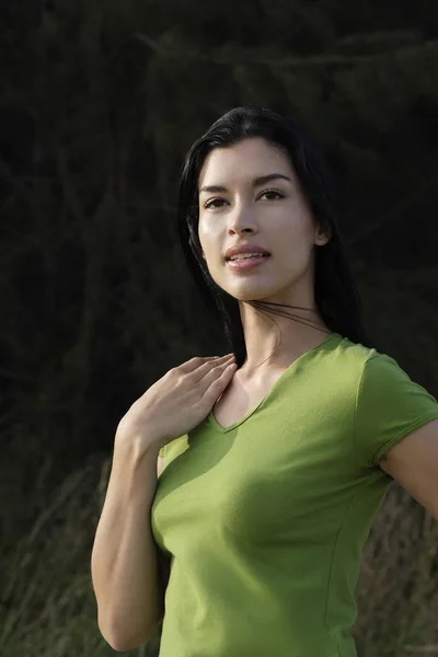 Portret van vrouw dragen groene shirt — Stockfoto
