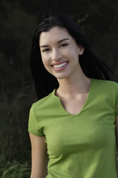 Portret van vrouw dragen groene shirt — Stockfoto