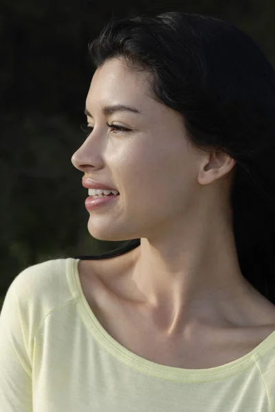 Profiel van:: vrouw dragen geel shirt — Stockfoto