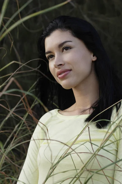 Retrato de mulher em pé na grama — Fotografia de Stock