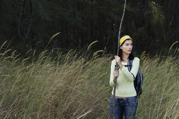Kvinna vandring i högt gräs — Stockfoto