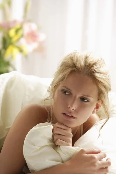 ベッドに横たわって若い女性 — ストック写真