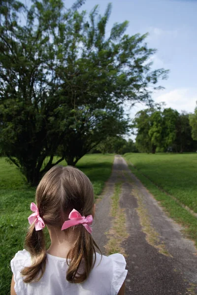 Молода дівчина з рожевими бантами у волоссі — стокове фото