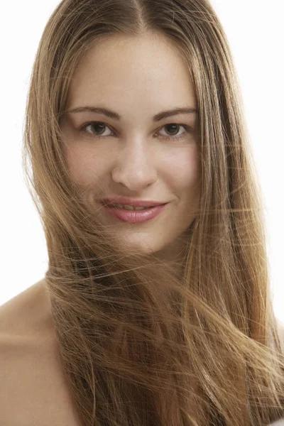 Junge Frau mit braunen Haaren — Stockfoto