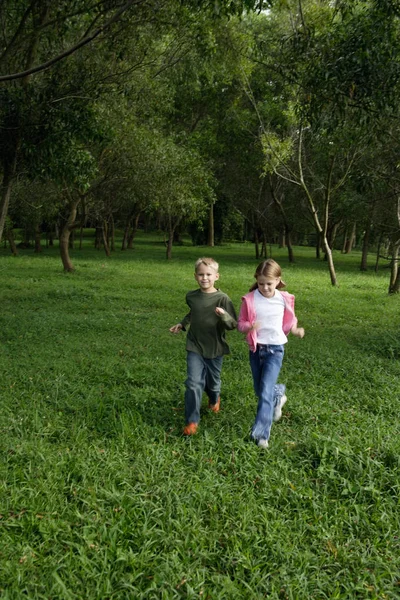 Pojke och flicka kör — Stockfoto