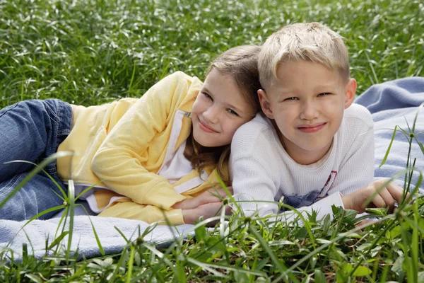 Fratello e sorella sdraiati su coperta — Foto Stock