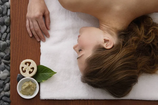 Mujer esperando tratamiento de spa — Foto de Stock