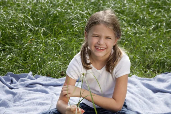 Молода дівчина на траві — стокове фото