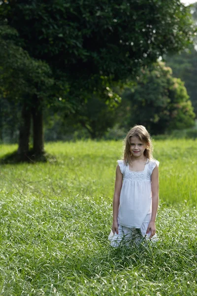 Giovane ragazza in campo erboso — Foto Stock