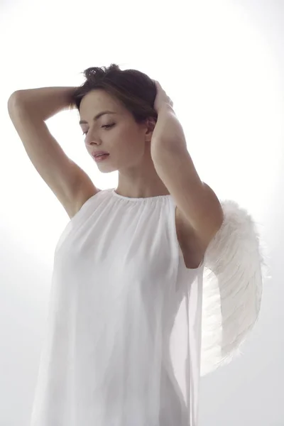 Kobieta ubrana anielskie skrzydła — Zdjęcie stockowe