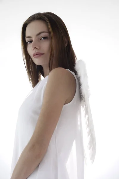 女人穿着天使的翅膀 — 图库照片