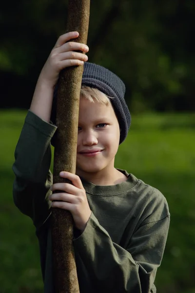 Jongen met stok — Stockfoto