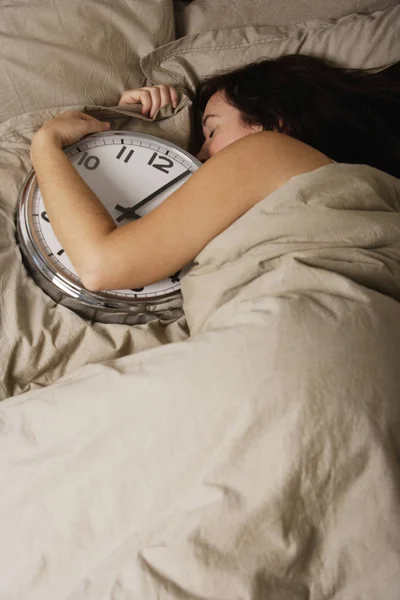 Vrouw die in bed slaapt — Stockfoto