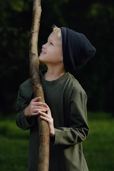 Хлопчик тримає велику палицю — стокове фото