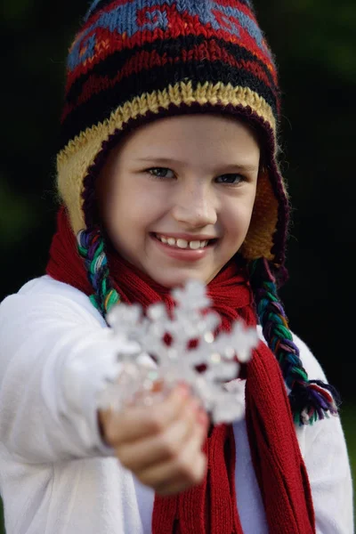 Giovane ragazza che indossa cappello — Foto Stock