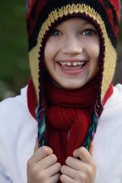 Ragazza che indossa cappello — Foto Stock