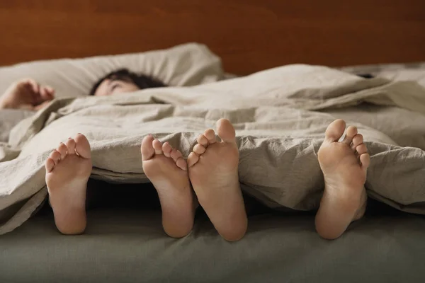 Pria dan wanita di tempat tidur — Stok Foto