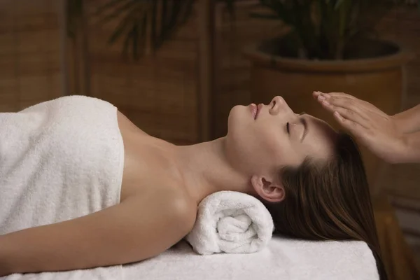 Frau erhält Reiki-Massage — Stockfoto