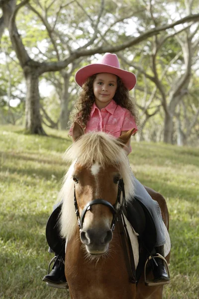 Chica joven caballo pony — Foto de Stock