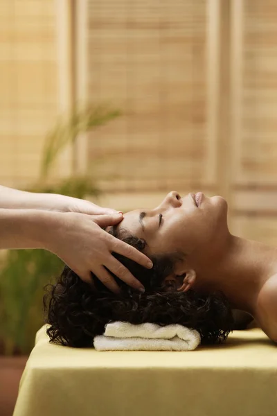 Mulher tendo sua cabeça massageada — Fotografia de Stock