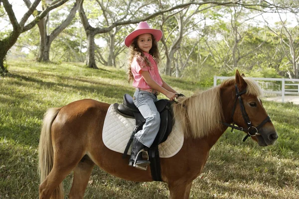 Chica joven caballo pony — Foto de Stock