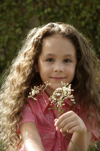Chica joven con flores — Foto de Stock