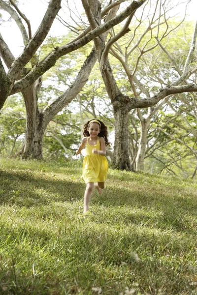 Menina correndo na floresta — Fotografia de Stock