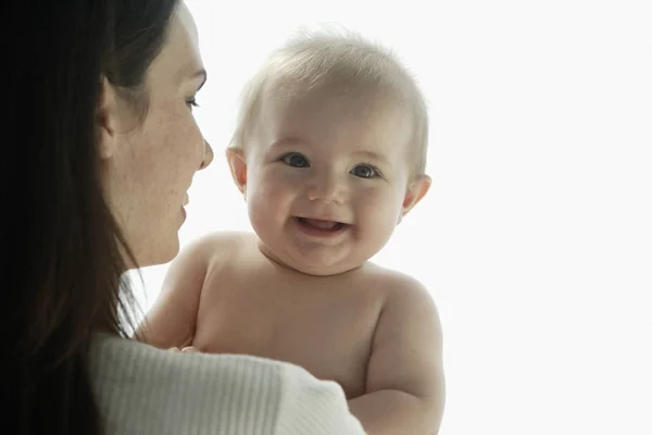 Moeder houdt baby vast — Stockfoto