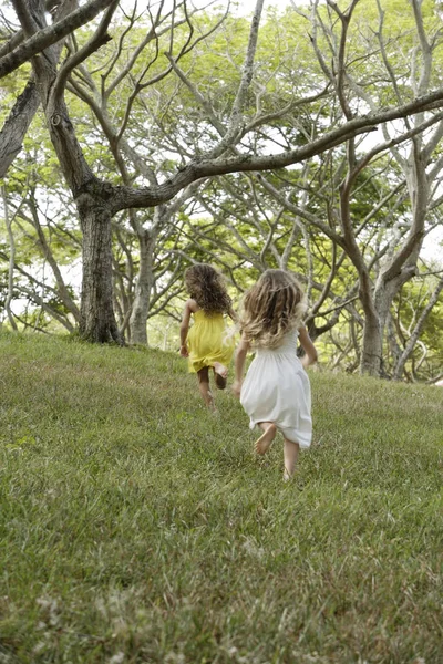 Duas meninas correndo — Fotografia de Stock