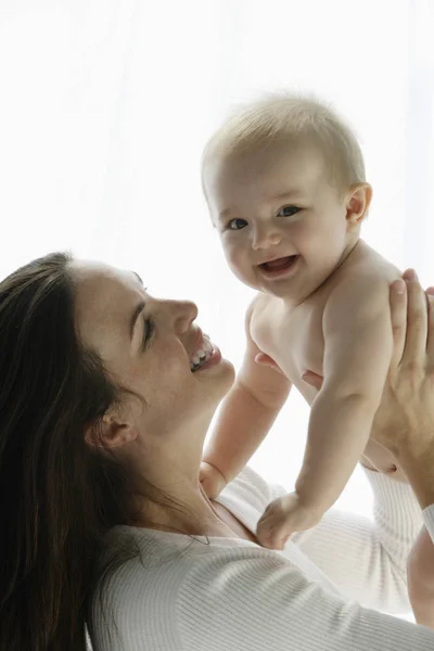 Mère regardant bébé — Photo