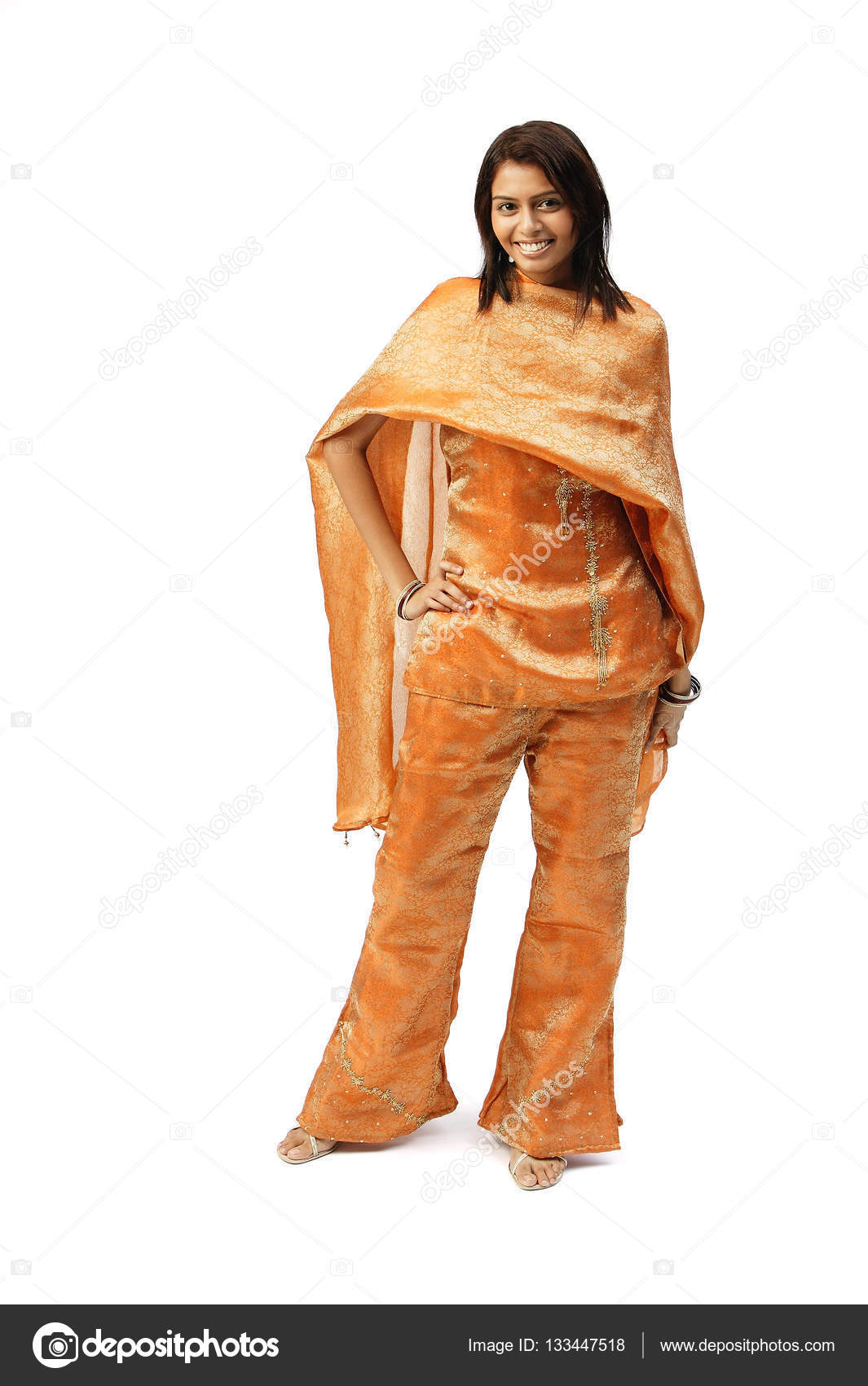 Mujer con ropa india: fotografía stock #133447518 | Depositphotos