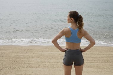 Sahilde uzanan kadın 